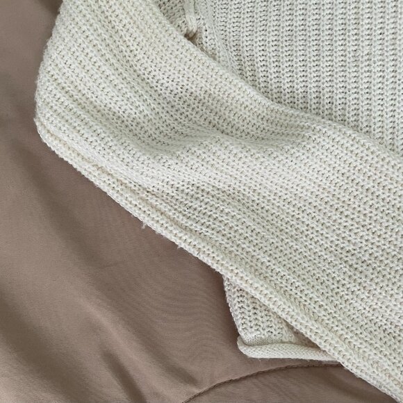 crop sweater. Rolled hem.  Cream color. Also fits small and xs. - Picture 3 of 3